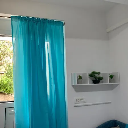 Russell's House In The Center &