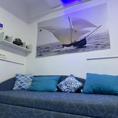 Russell's House In The Center &